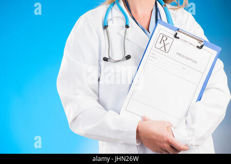 Signora medico whit appunti su uno sfondo blu Foto Stock