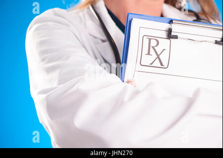 Signora medico whit appunti su uno sfondo blu Foto Stock