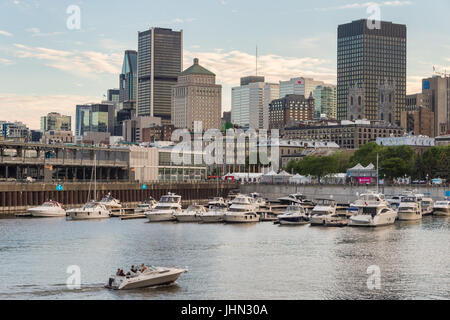 Montreal, CA - 13 Luglio 2017: Montreal skyline del centro e porto vecchio Marina in estate Foto Stock