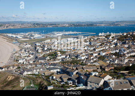 Vista da Fortuneswell, Portland Bill, Dorset, con Chesil Beach a distanza Foto Stock