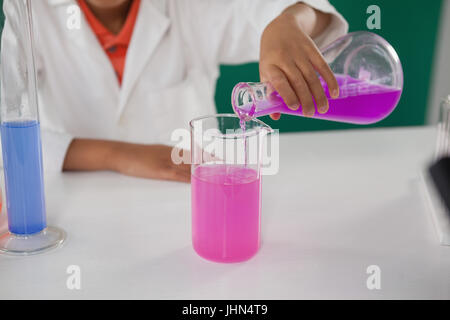 Sezione intermedia di scolaro la sperimentazione in laboratorio Foto Stock