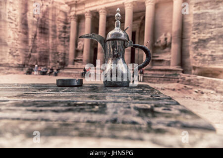 Nel sito di petra Giordania il tradizionale caffè contenitore isolato su un tavolo Foto Stock