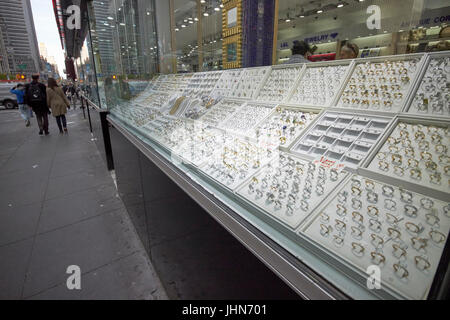 Anelli in una gioielleria store window 6 Avenue New York City diamond district USA Foto Stock