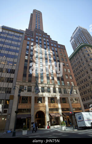 Finestra riflessioni sul fred f francese Building di New York City STATI UNITI D'AMERICA Foto Stock