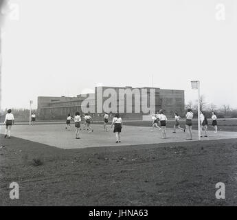 Degli anni Cinquanta, storico, Inghilterra, giovani studentesse in una nuova costruzione formazione insegnanti college di prendere parte a un gioco di netball, un popolare sport per giovani donne in scuole e università in questo momento. Foto Stock