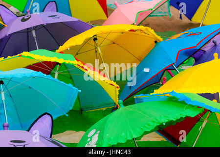 Un sacco di ombrello coloratissimo per la vendita nel mercato locale di Chandni Chowk,, Delhi Foto Stock