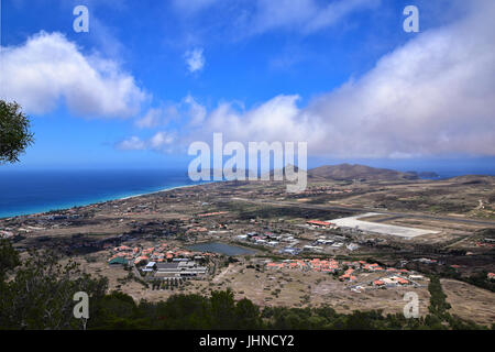 Vista della città di Vila Baleira, Ilheu da Cal e dell'aeroporto internazionale da Pico do Castelo sull'isola atlantica portoghese di Porto Santo, Madeira Foto Stock