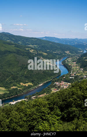 Fiume Drina nella valle di Tara Mountain Foto Stock