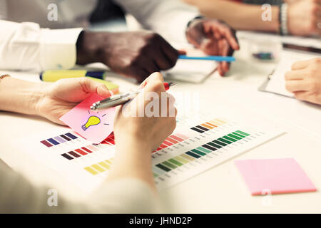 La gente di affari incontro le idee di Design Concept. La pianificazione delle attività di business Foto Stock