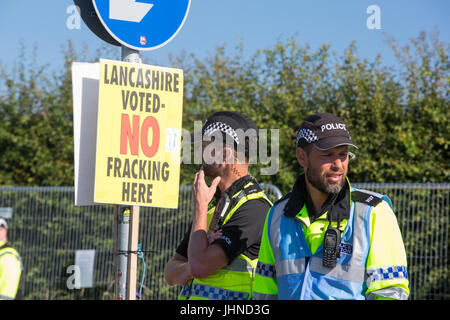 La polizia di guardia Cuadrilla fracking del sito a Preston New Road, Little Plumpton, Lancashire, Regno Unito. Foto Stock