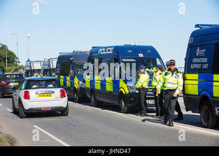 La polizia di guardia Cuadrilla fracking del sito a Preston New Road, Little Plumpton, Lancashire, Regno Unito. Foto Stock