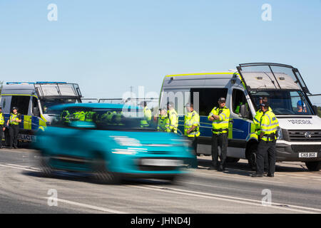 La polizia di guardia Cuadrilla fracking del sito a Preston New Road, Little Plumpton, Lancashire, Regno Unito. Foto Stock