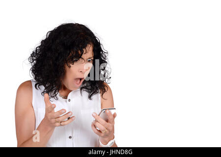 Ritratto di donna bella cercando sorpreso al telefono. Isolato sullo sfondo bianco. Foto Stock