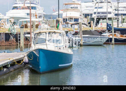 Barca nel porto di Sag Harbor, NY Foto Stock