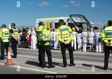 La polizia di guardia Cuadrilla fracking del sito a Preston New Road, Little Plumpton, Lancashire, Regno Unito. Foto Stock