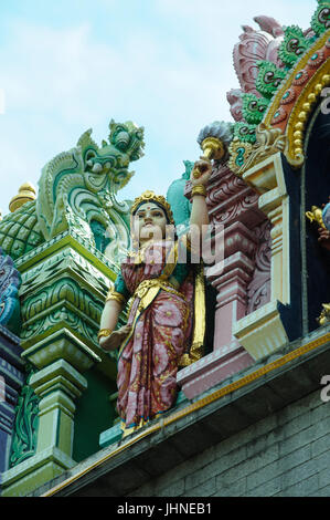 Ornato di statue sul Gopuram (gate) Torre del Sri Veeramakaliamman tempio, Serangood Road, Little India, Singapore Foto Stock