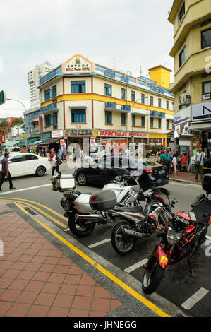 Incrocio occupato al di fuori del Royal India Hotel, Little India, Singapore Foto Stock