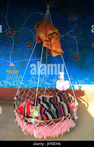 Una madre e un bambino all'interno di una casa di villaggio Tikoil in Nachole upazila di Chapainawabganj distretto del Bangladesh. Più di cinquanta case in questa villa Foto Stock