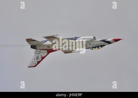 Il USAF Thunderbird F16 battenti invertiti al Royal International Air Tattoo Foto Stock