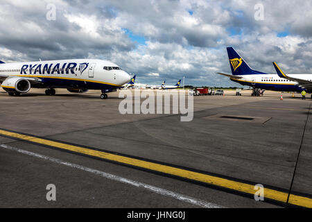 Piani di ryanair parco su una piattaforma di airport Foto Stock