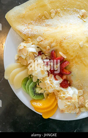 La frutta esotica arricciato con gelato Foto Stock