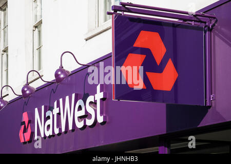 NatWest bank ramo su Upper Street, quartiere di Islington, London, England, Regno Unito Foto Stock