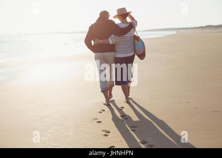 Coppia matura abbracciando e passeggiate sulla spiaggia Sunny Beach Foto Stock