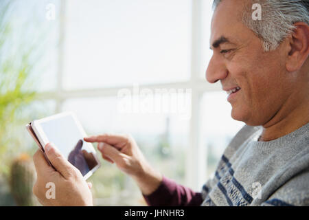 Senior uomo con tavoletta digitale Foto Stock