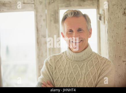 Ritratto sorridente uomo senior in turtleneck maglione Foto Stock