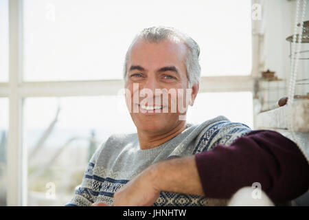 Ritratto sorridente e fiducioso uomo senior Foto Stock