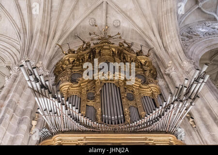 Organo barocco del XVIII secolo gli atti di Diego López e Anselmo Espinar posizionato di fronte all'altare della cattedrale di Almeria Foto Stock