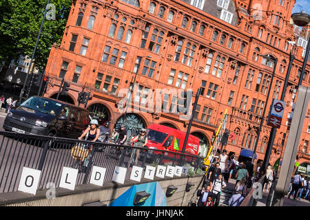 La vecchia strada rotonda con People & traffico, City Road, London, England, Regno Unito Foto Stock