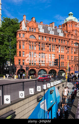 La vecchia strada rotonda con People & traffico, City Road, London, England, Regno Unito Foto Stock
