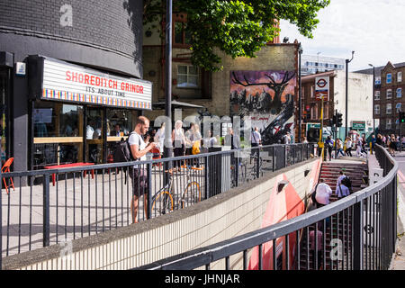 La gente sulla vecchia strada rotonda, City Road, London, England, Regno Unito Foto Stock