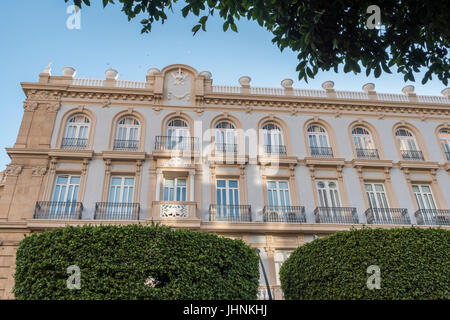 Vista panoramica di Manor House nel centro di Almeria, bella finestra ornata trattamenti di stile barocco, Almeria, Andalusia, Spagna Foto Stock