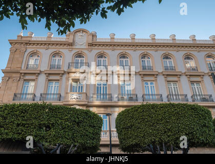 Vista panoramica di Manor House nel centro di Almeria, bella finestra ornata trattamenti di stile barocco, Almeria, Andalusia, Spagna Foto Stock