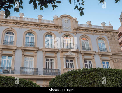 Vista panoramica di Manor House nel centro di Almeria, bella finestra ornata trattamenti di stile barocco, Almeria, Andalusia, Spagna Foto Stock