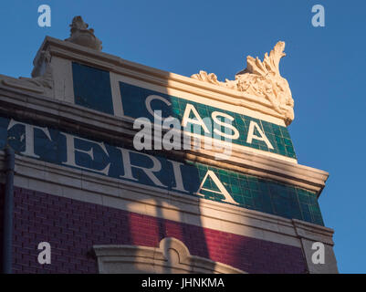 Dettaglio della cornice di palazzo di epoca vicino al lungomare e alla sera in Almeria, Andalusia, Spagna Foto Stock