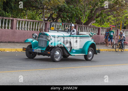 American classic in auto sulla strada a Varadero località di villeggiatura, Cuba Foto Stock