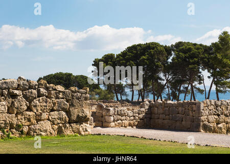 Empuries noto anche come Ampurias, provincia di Girona, in Catalogna, Spagna. Rovine dal mare. Empuries fu fondata dai greci nel VI secolo A.C. come un Foto Stock