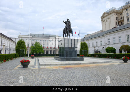 Varsavia, Polonia - 8 Luglio 2017: Statua del Principe Jozef Poniatowski sul cortile del Palazzo Presidenziale a Varsavia Foto Stock