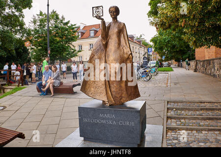 Varsavia, Polonia - 8 Luglio 2017: Statua di Maria Sklodowska-Curie da Bronislaw Krzysztof tenendo un modello di polonio a Varsavia, Polonia Foto Stock