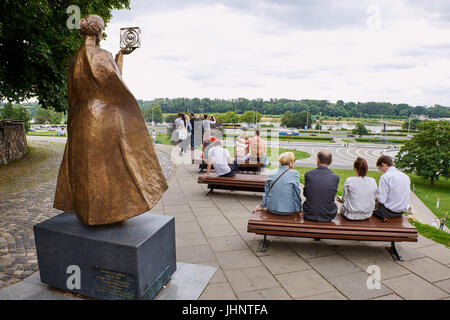 Varsavia, Polonia - 8 Luglio 2017: Statua di Maria Sklodowska-Curie da Bronislaw Krzysztof tenendo un modello di polonio a Varsavia, Polonia Foto Stock