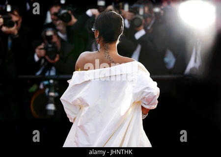 CANNES, Francia - 19 Maggio: cantante Rihanna assiste il 'Okja' photo-chiamata durante il settantesimo festival di pellicola di Cannes il 19 maggio 2017 a Cannes, Francia. Foto Stock