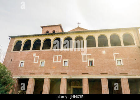 La facciata della basilica antica chiesa di San Saba a Roma, Italia Foto Stock