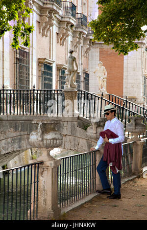 Uomo che cammina attraverso i giardini del Palazzo Reale di Aranjuez che la molla è la residenza della Famiglia Reale Spagnola vicino a Madrid Spagna Spain Foto Stock