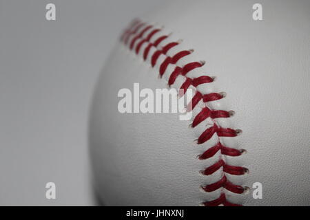 Close-up di baseball con impunture rosse su sfondo bianco Foto Stock