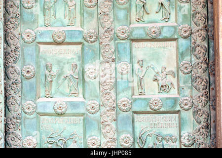 La Cattedrale di Monreale, portale di Barisano da Trani , Cattedrale di Monreale Chiostro, Monreale, sicilia, Italia Foto Stock