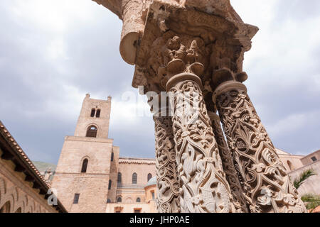 La Cattedrale di Monreale Chiostro scolpiti a forma di colonna come stilizzata palm steli, con figure in piedi, foglie di sfiato. Foto Stock