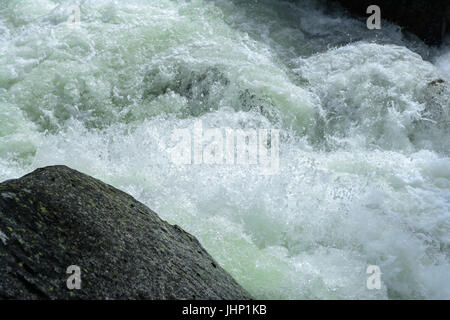 Schizzi rapids venuta fuori di una cascata nel Parco Nazionale di Yosemite - Fotografia di Paolo Toillion Foto Stock